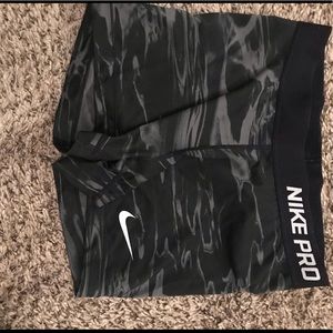 Nike Pro’s Bundle size medium (2 different pairs)